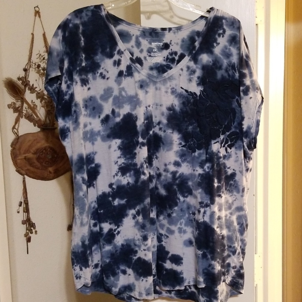 2X tshirt tie dye w blue floral applique on left.